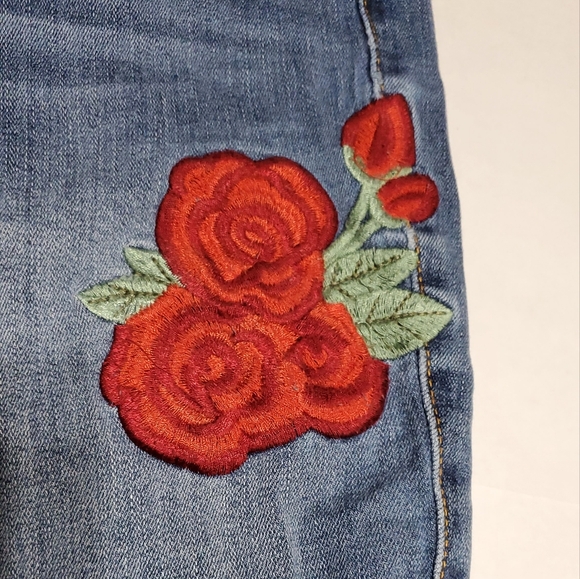 KanCan denim jeans. Estilo style. Distressed raw hem. Rose pattern. - Picture 7 of 13